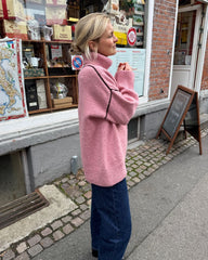 Kvinde iført lyserød Lina Sweater