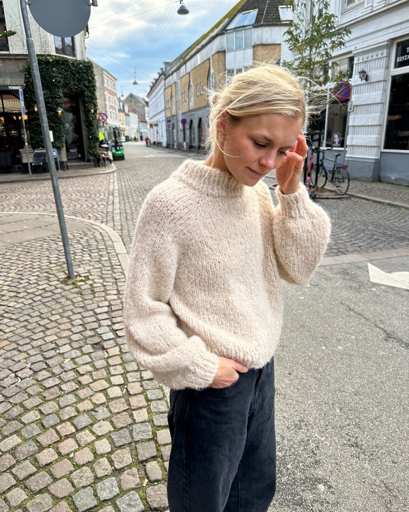 Kvinde iført hvid Louisiana Sweater