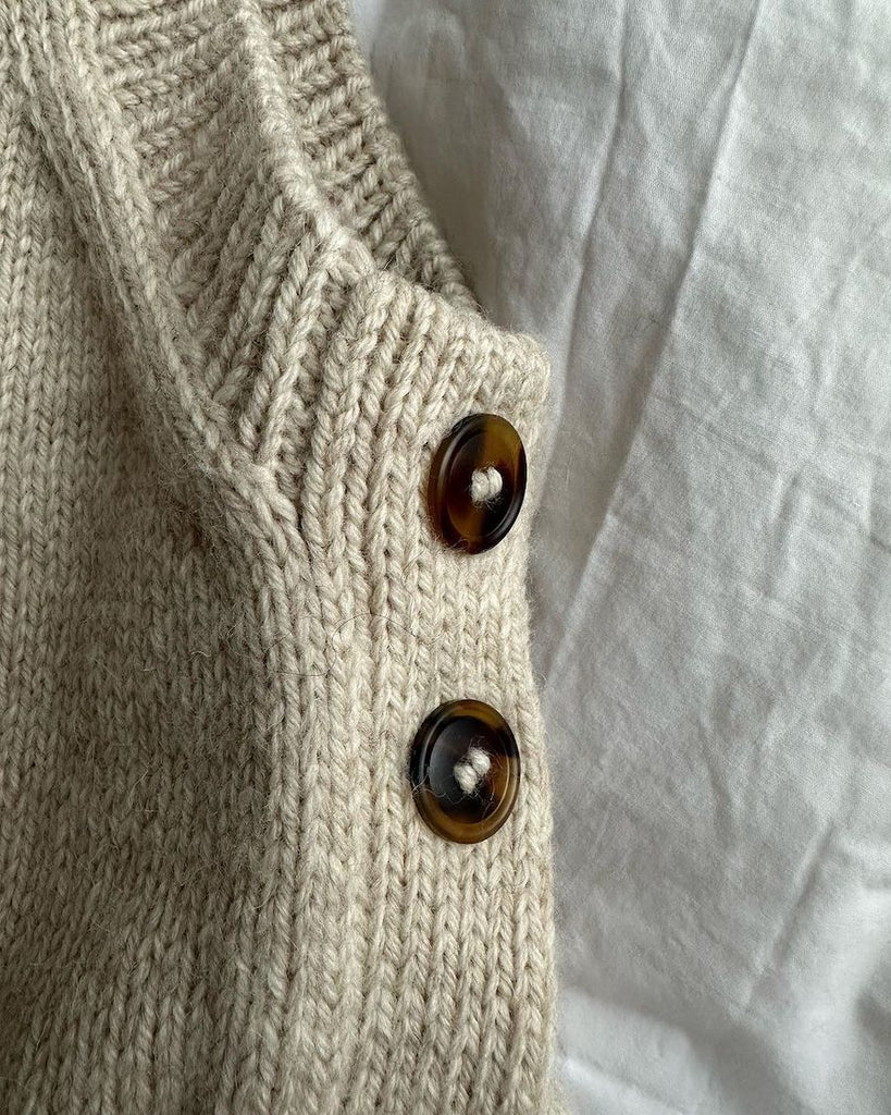 Råhvid Lulu slipover med mørkebrune 20 mm galalit knapper