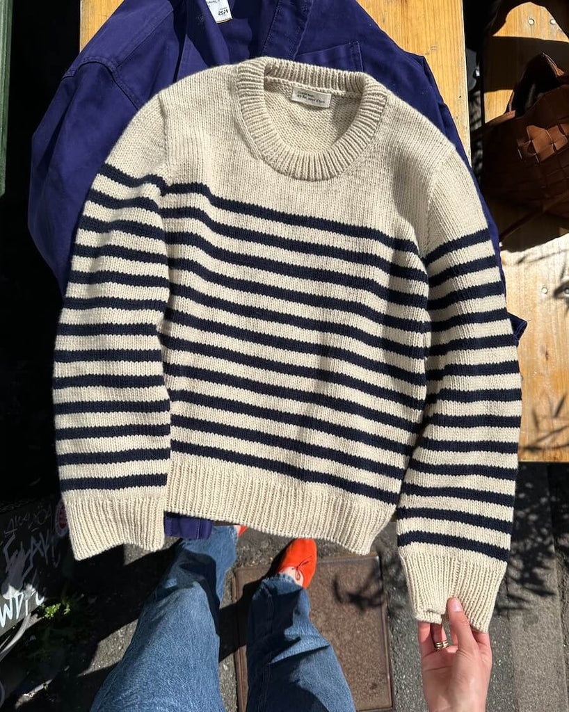 Liggebillede af hvid og blå Lyon Sweater
