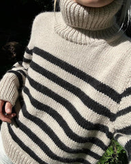 Kvinde iført hvid og sort Lyon Sweater - Chunky Edition