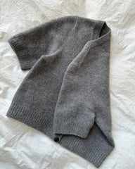 Detaljebillede af grå Maggie Cardigan