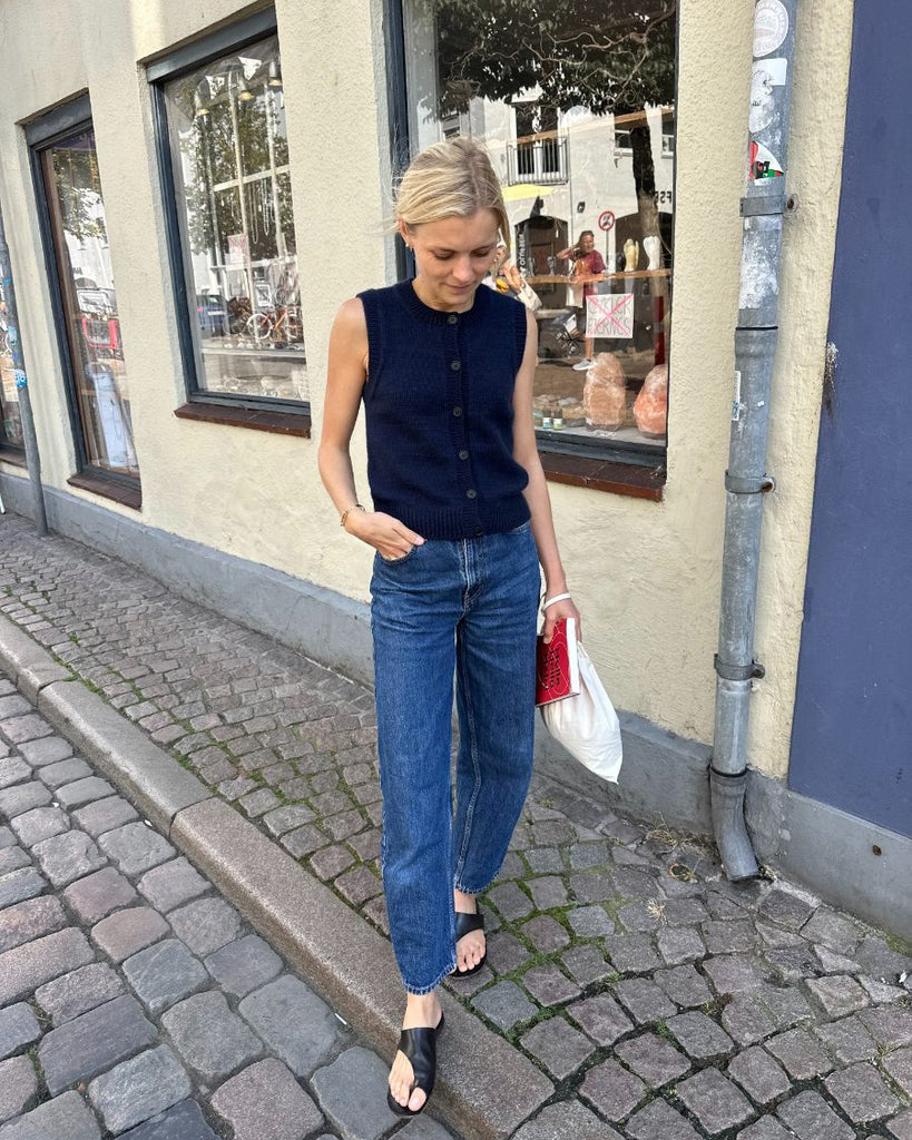 Kvinde iført blå Maggie Vest