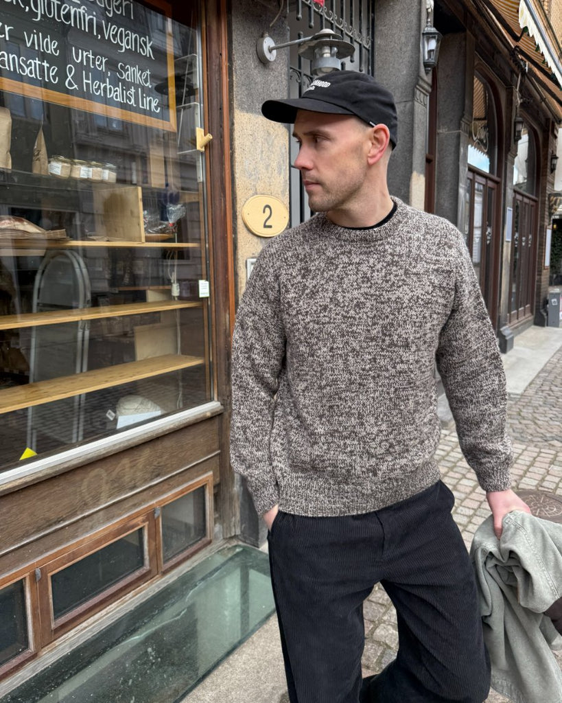 Mand iført brun og hvid Melange Sweater Man