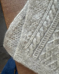 Detaljebillede af lysegrå Moby Neck