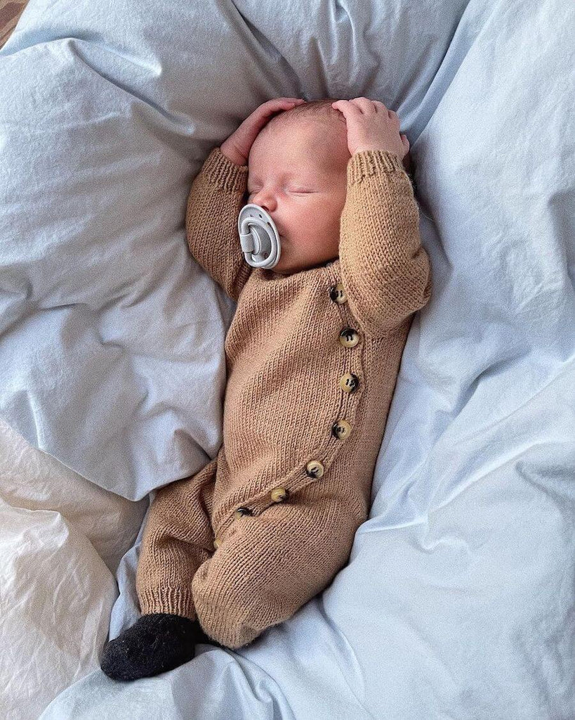 Baby iført beige Monday Suit