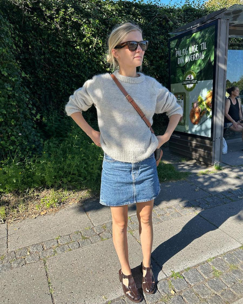 Kvinde iført grå Monday Sweater