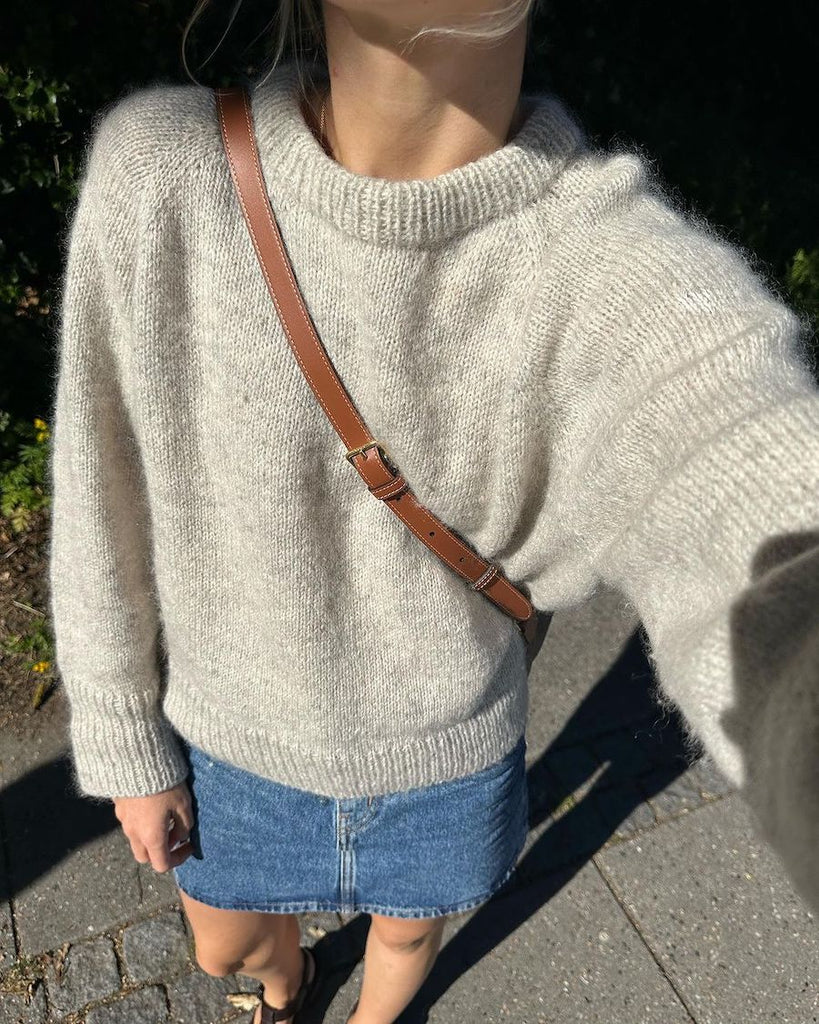 Kvinde iført grå Monday Sweater