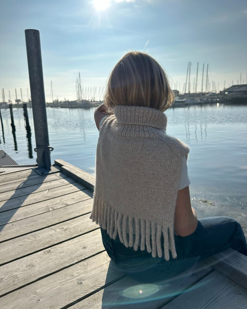 Barn iført lys beige Nora Neck