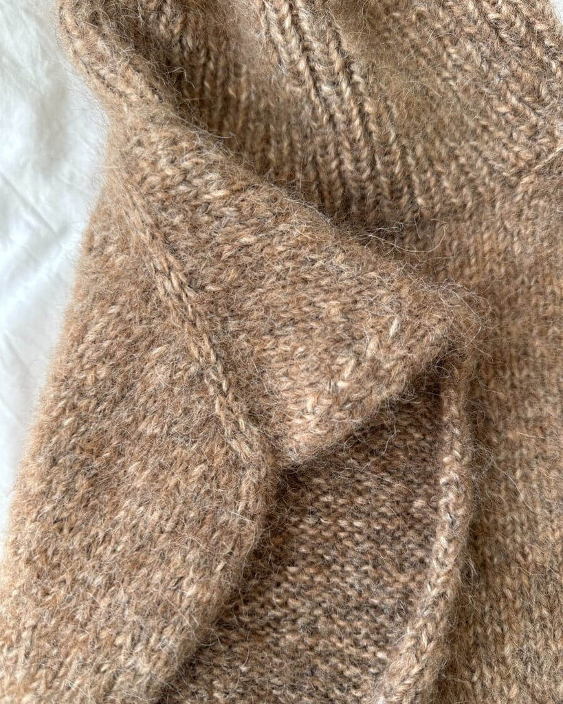 Detaljebillede af brun Nora Neck