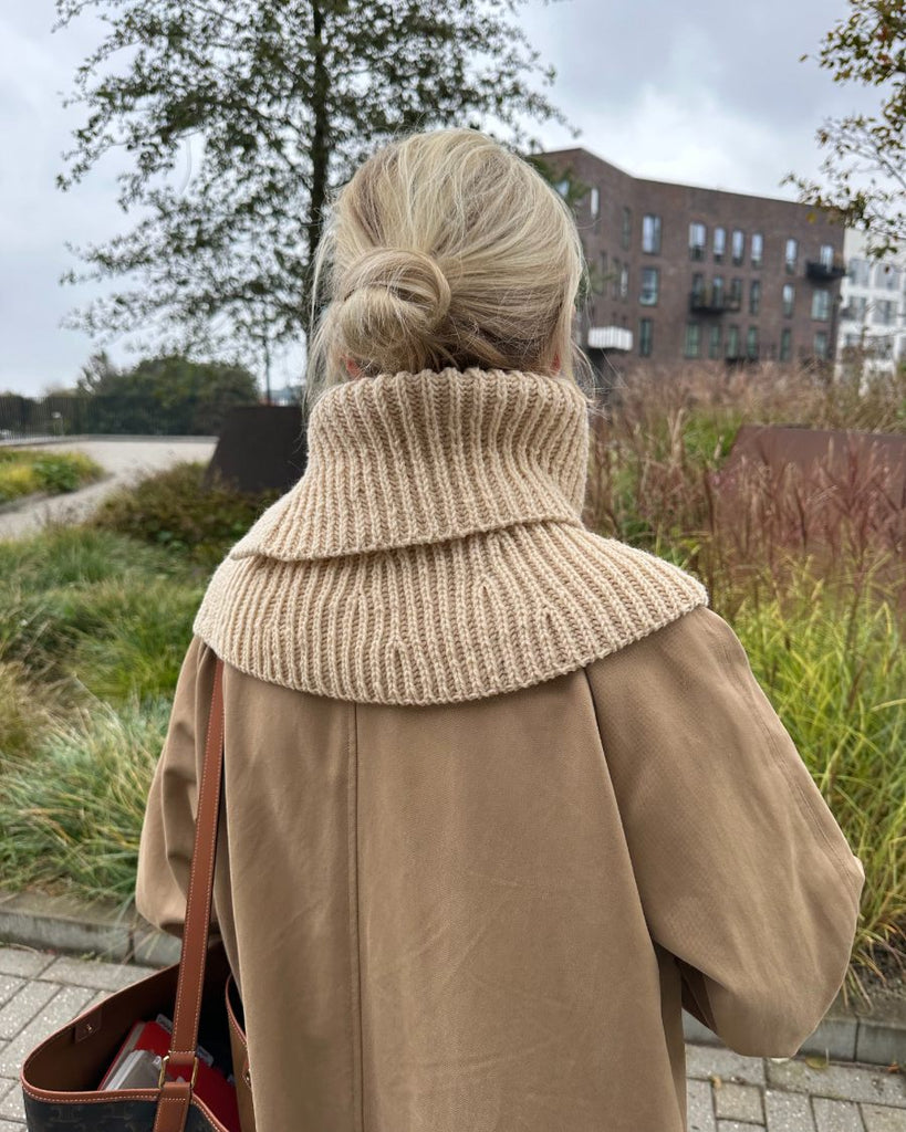 Kvinde iført beige November Neck