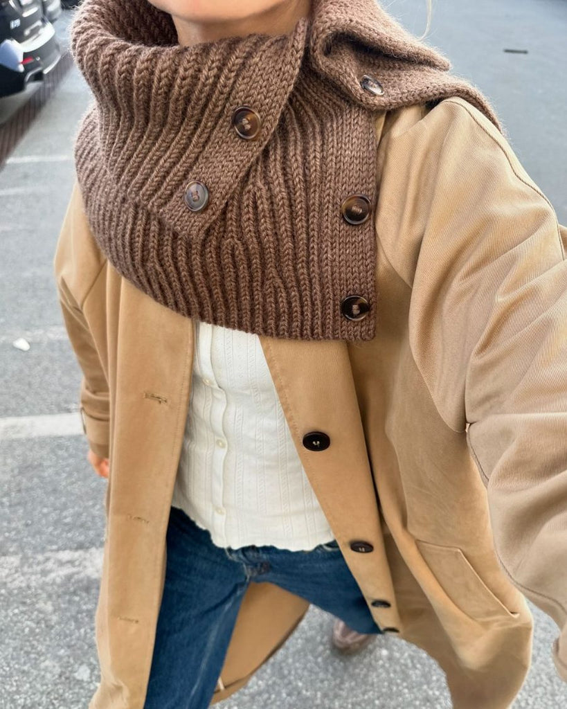 Kvinde iført brun November Neck
