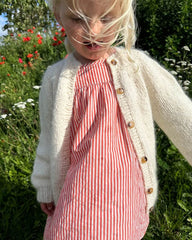 Novice cardigan junior chunky edition med mørkebrune galalit knapper