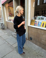 Kvinde iført sort October Sweater