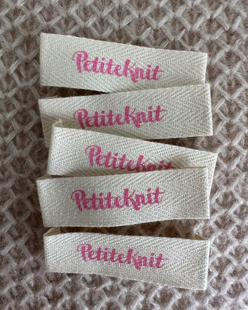 5 Petiteknit labels i bubblegum