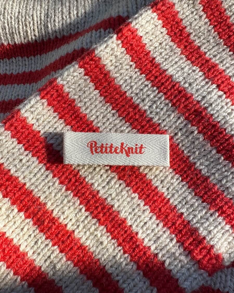 5 stk Petiteknit labels med rød skrift