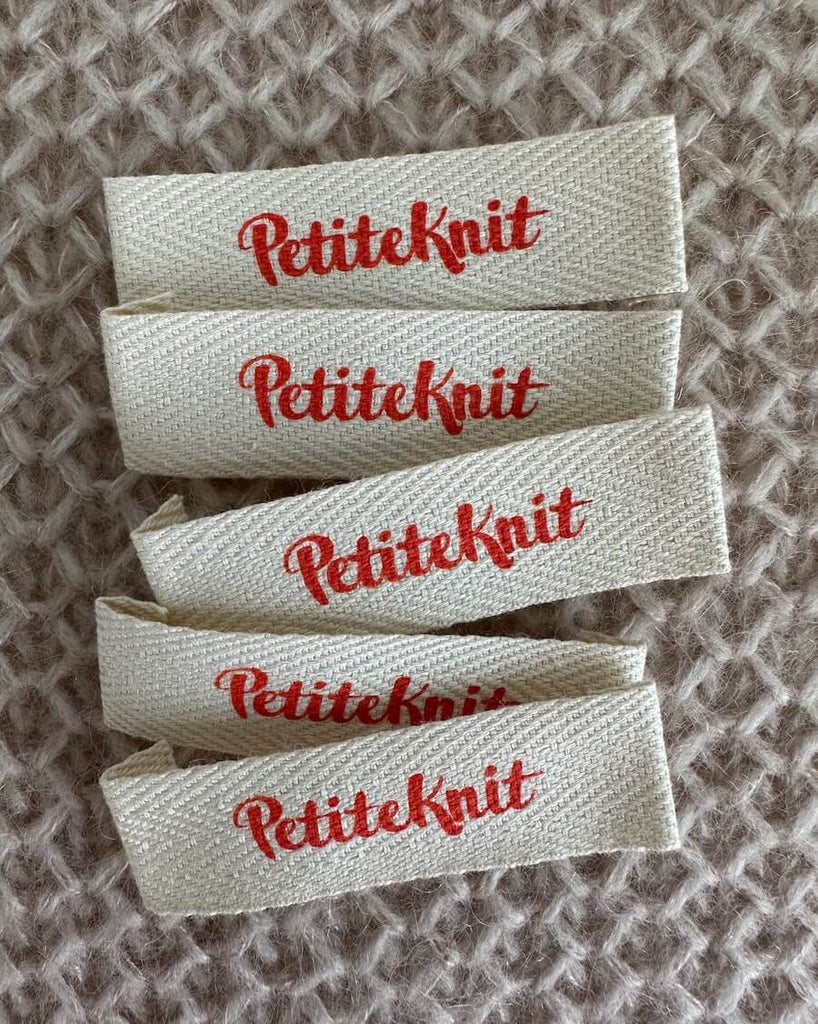 5 stk Petiteknit labels med rød skrift