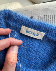 Electric blue petiteknit label syet i striktrøje