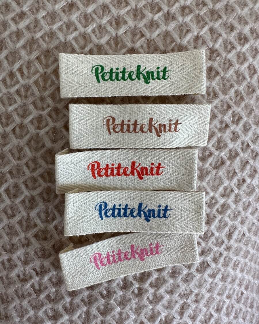 Farvemix petiteknit labels i staments green, biscuit, cherry tomato, electric blue, bubblegum