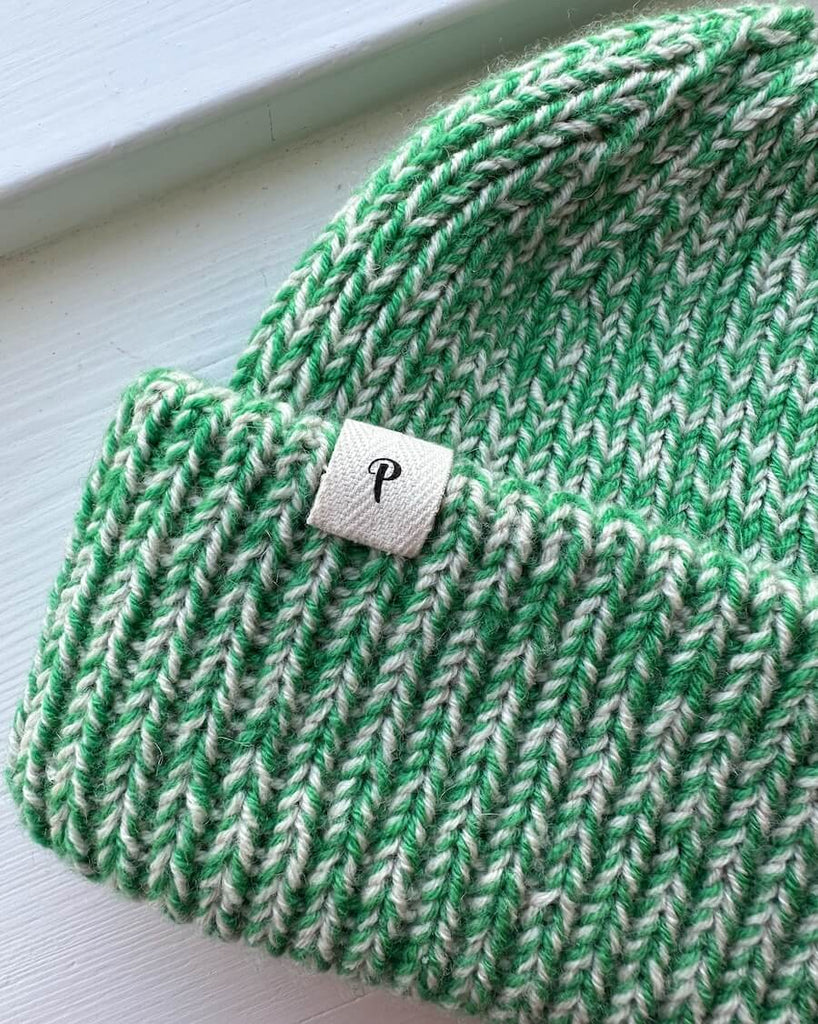 Weekend hue med "P" foldet label 