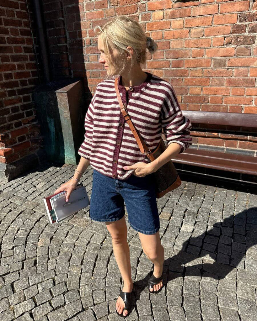 Kvinde iført bordeaux og hvidstribet Olga Jacket 