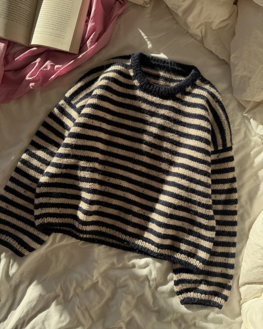 Liggebillede af blå og hvidstribet Olga Sweater