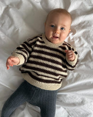 Baby iført hvid og brun Otto Sweater Baby