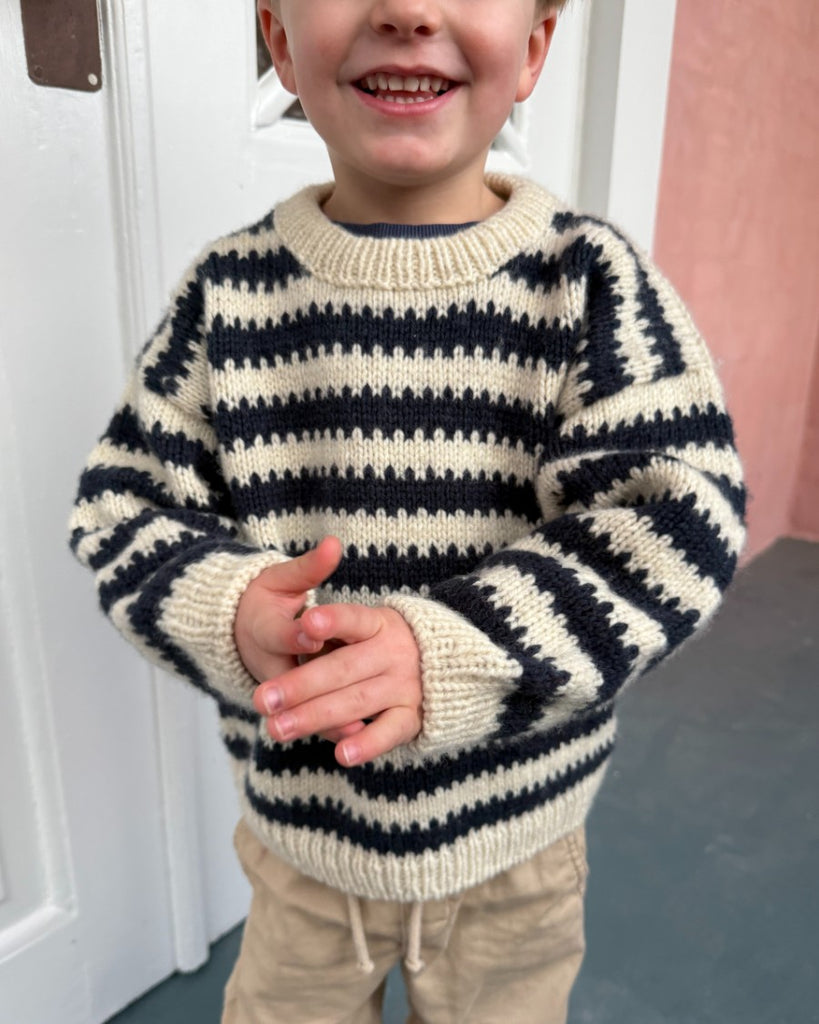 Barn iført blå og hvid Otto Sweater Junior