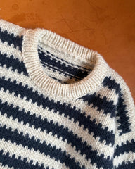 Closeup af halskanten på blå og hvid Otto Sweater Junior