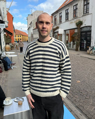 Man iført hvid og blå Otto Sweater Man