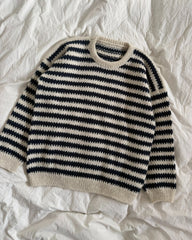 Hvid og blå Otto Sweater Man liggende
