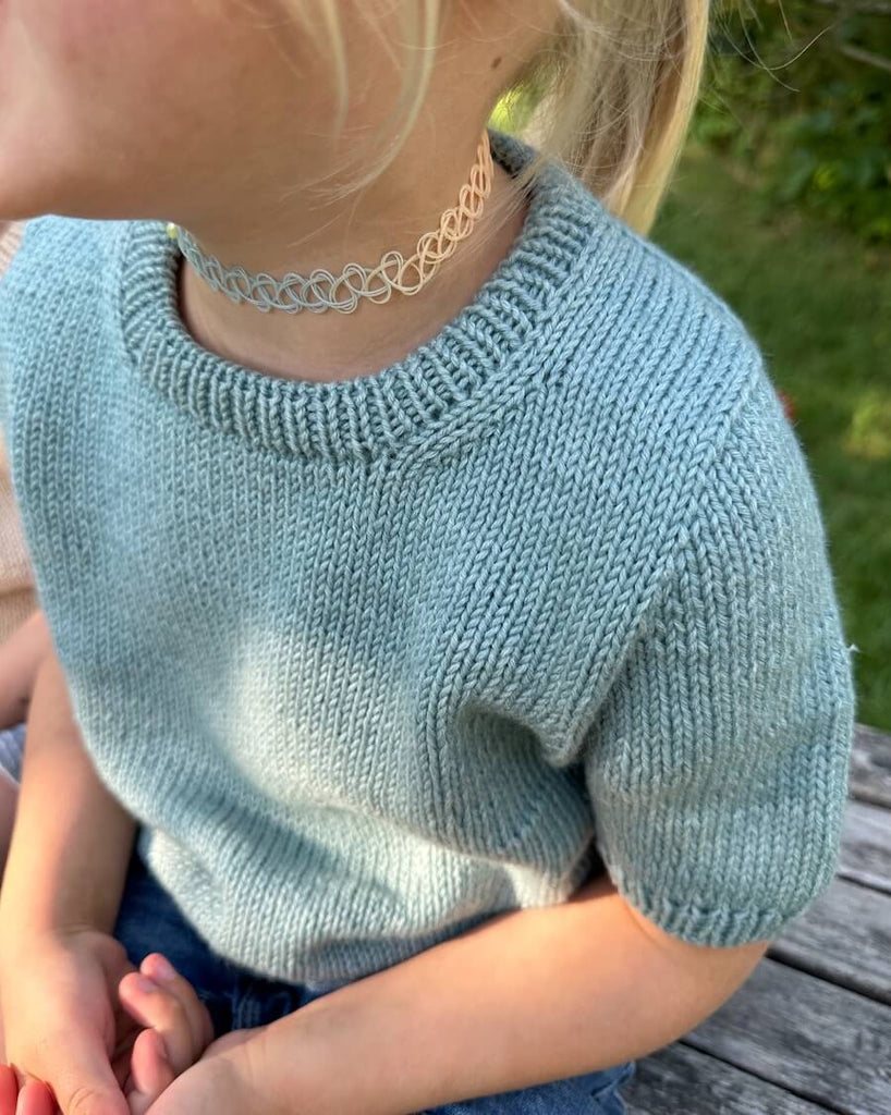 Pige iført lyseblå Poppy Tee Junior