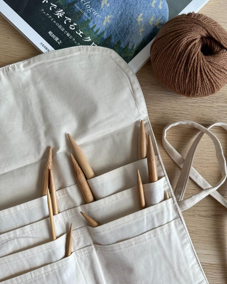 2 lukkede Petiteknit Knitter's Needle Case pindetuier liggende