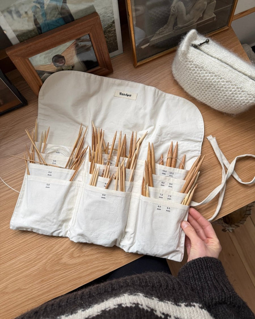 Knitter's Needle Case pindeetui til rundpinde liggende åbent