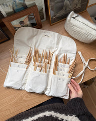Knitter's Needle Case pindeetui til rundpinde liggende åbent