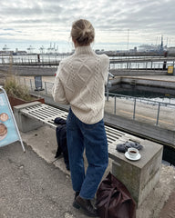Kvinde iført hvid Saga Sweater set bagfra