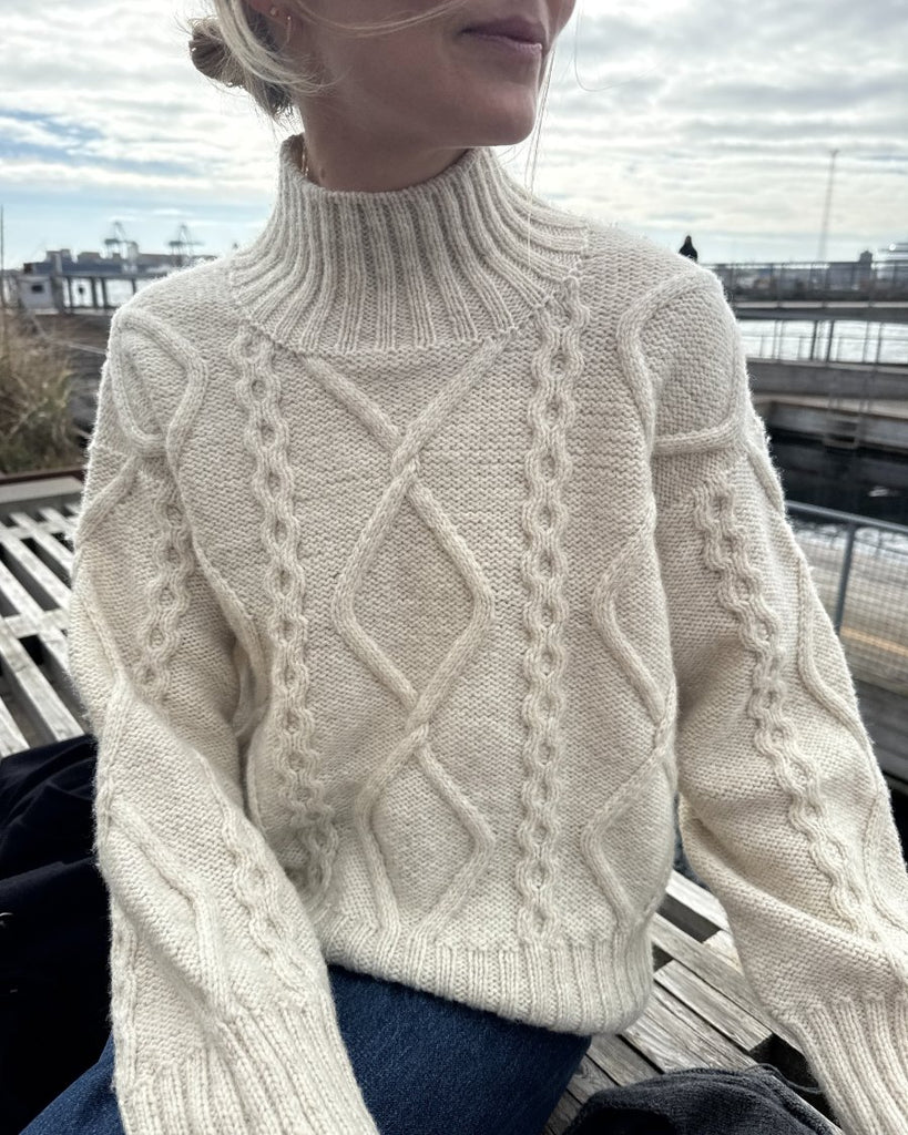 Kvinde iført hvid Saga Sweater set tæt på