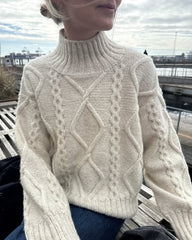 Kvinde iført hvid Saga Sweater set tæt på