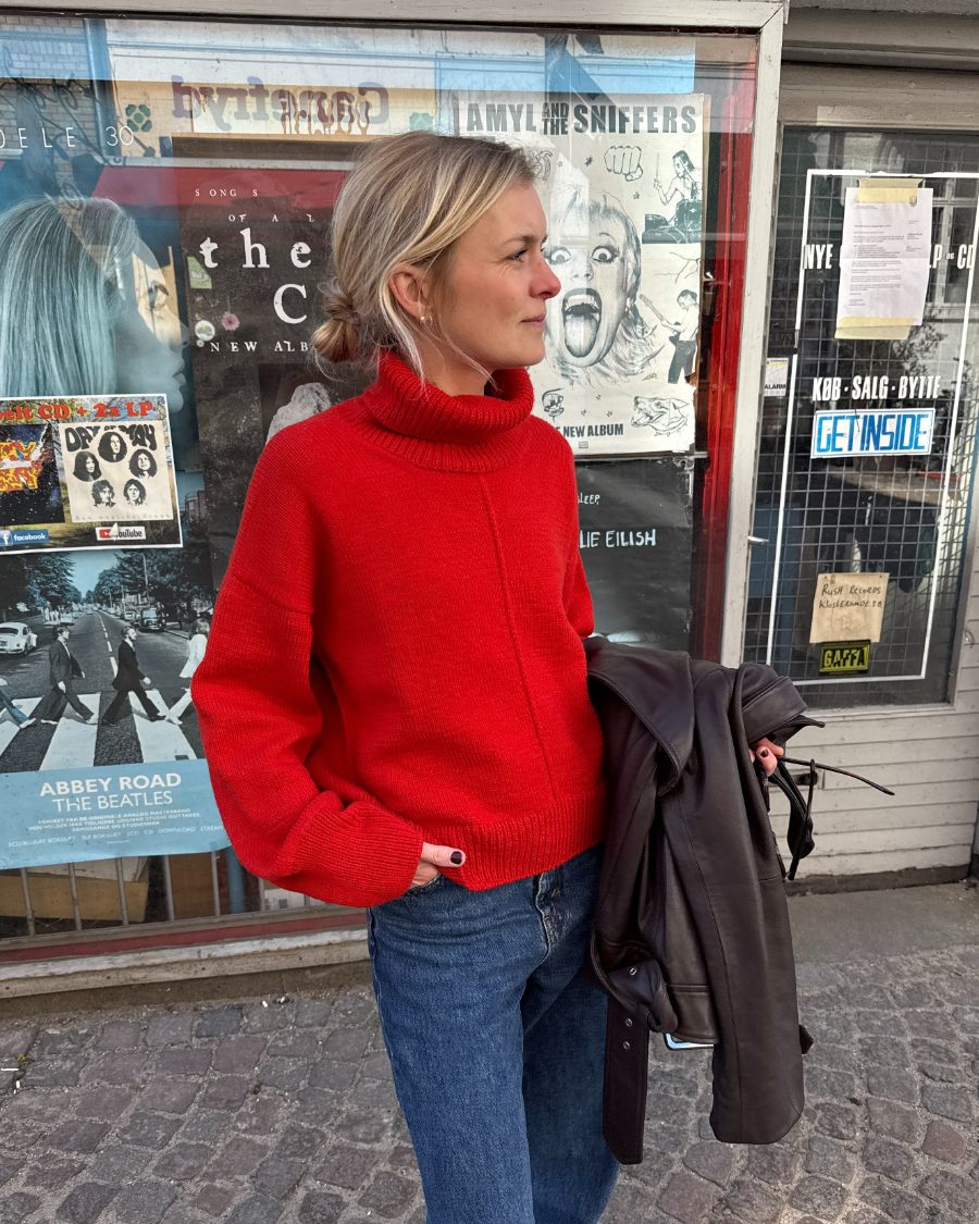 Kvinde med rød Scarlet Sweater