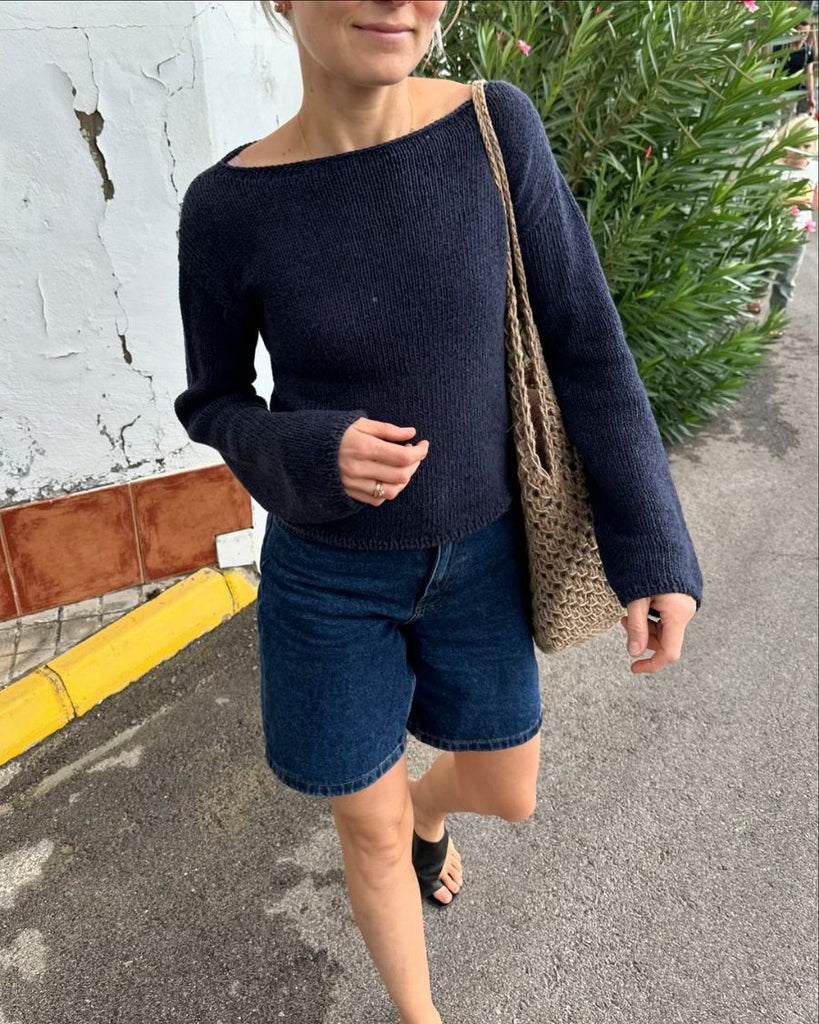 Kvinde iført mørkeblå Sevilla Blouse
