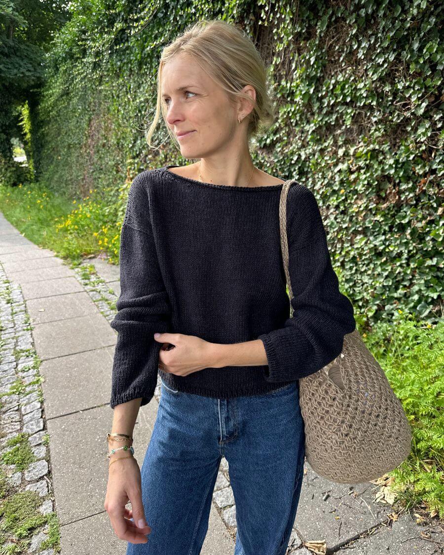 Kvinde iført mørkeblå Sevilla Blouse