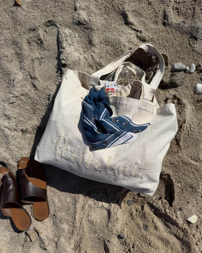 Signature Shopper i canvas liggende i sandet