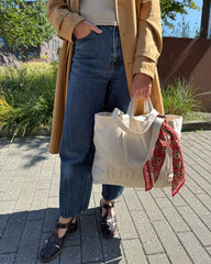 Kvinde med Signature Shopper i canvas