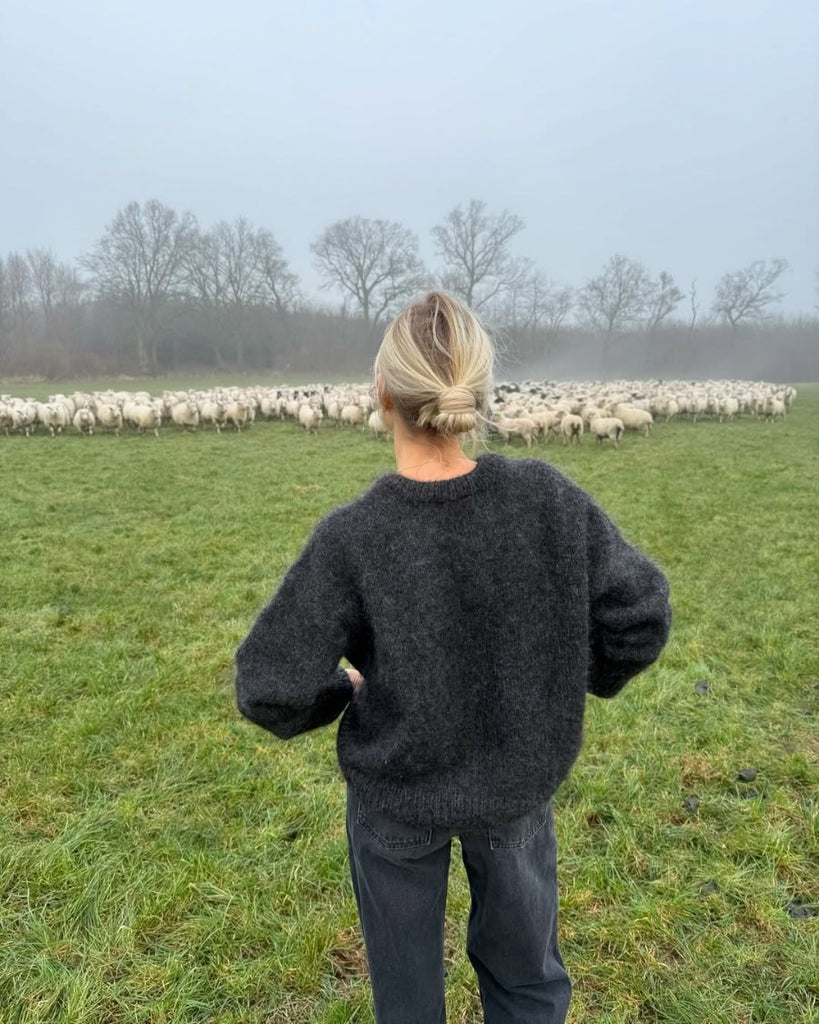 Kvinde iført koksgrå Sonja Sweater set fra ryggen
