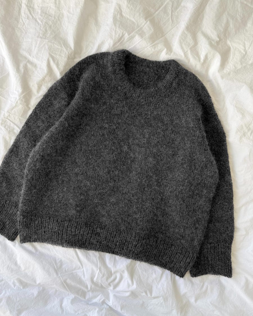 Liggebillede af mørkegrå Sonja Sweater