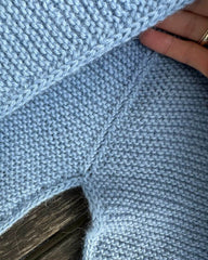 Detaljebillede af lyseblå Sophie Hood