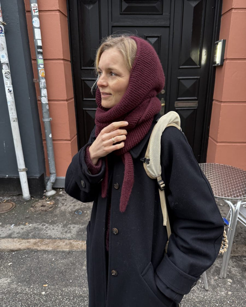 Kvinde iført bordeaux Sophie Hood