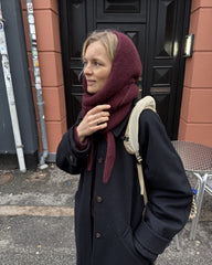 Kvinde iført bordeaux Sophie Hood