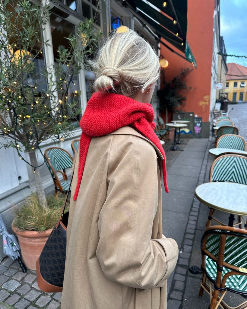 Kvinde iført rød Sophie Hood set bagfra