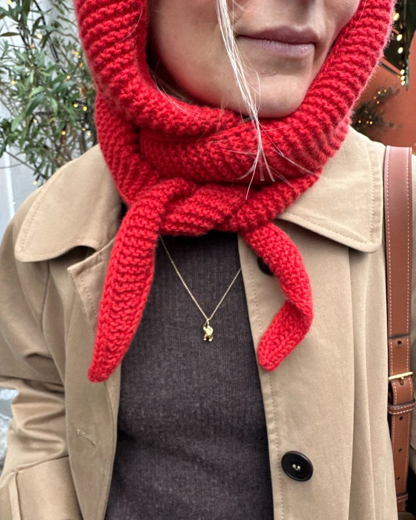 Kvinde iført rød Sophie Hood